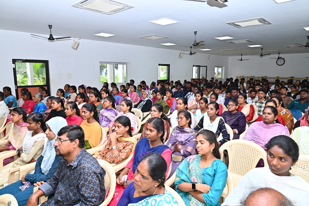 Dr. P. Sasipriya Govindaraj Attends Periyar College Freshers' Induction Programme as Special Chief Guest 6 IMG 20261021 WA0022